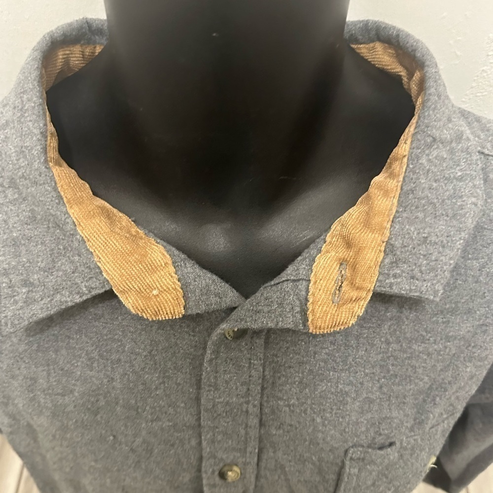 Men’s pre own as is grey legendary white tails shirt grey corduroy size XL l/s - Picture 5 of 5